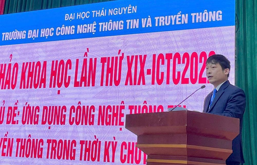 PGS.TS Phùng Trung Nghĩa, Hiệu trưởng trường Đại học Công nghệ Thông tin và Truyền thông phát biểu tại hội thảo. PGS.TS Phùng Trung Nghĩa, Hiệu trưởng trường Đại học Công nghệ Thông tin và Truyền thông phát biểu tại hội thảo.