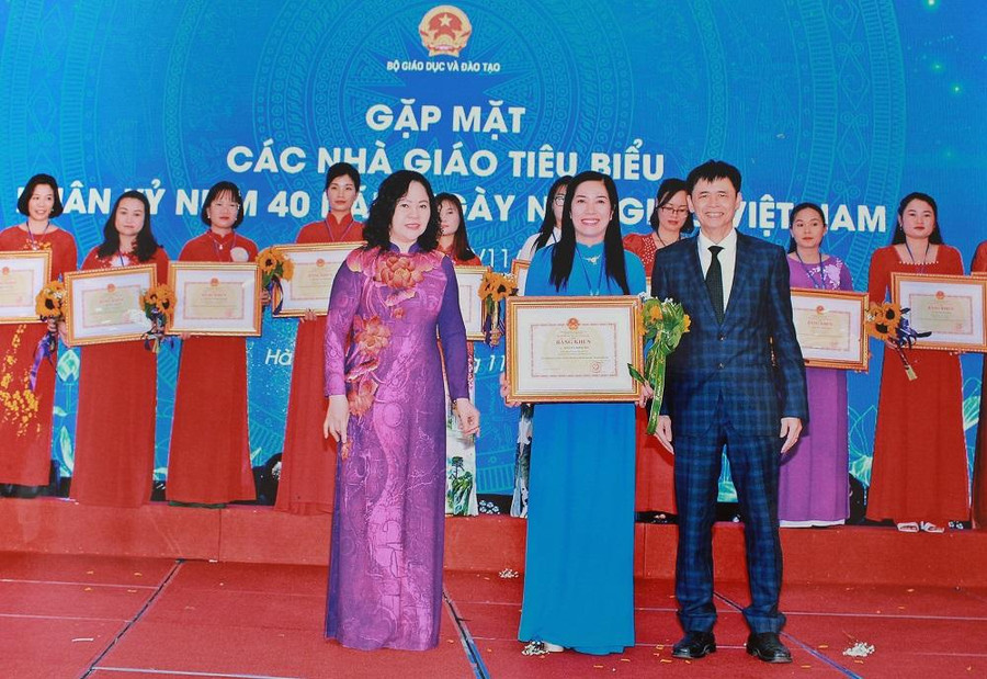 Với nhiều đóng góp, cống hiến cho sự nghiệp giáo dục cô giáo Nguyễn Minh Thu vinh dự nhận được nhiều phần thưởng cao quý. Với nhiều đóng góp, cống hiến cho sự nghiệp giáo dục cô giáo Nguyễn Minh Thu vinh dự nhận được nhiều phần thưởng cao quý.
