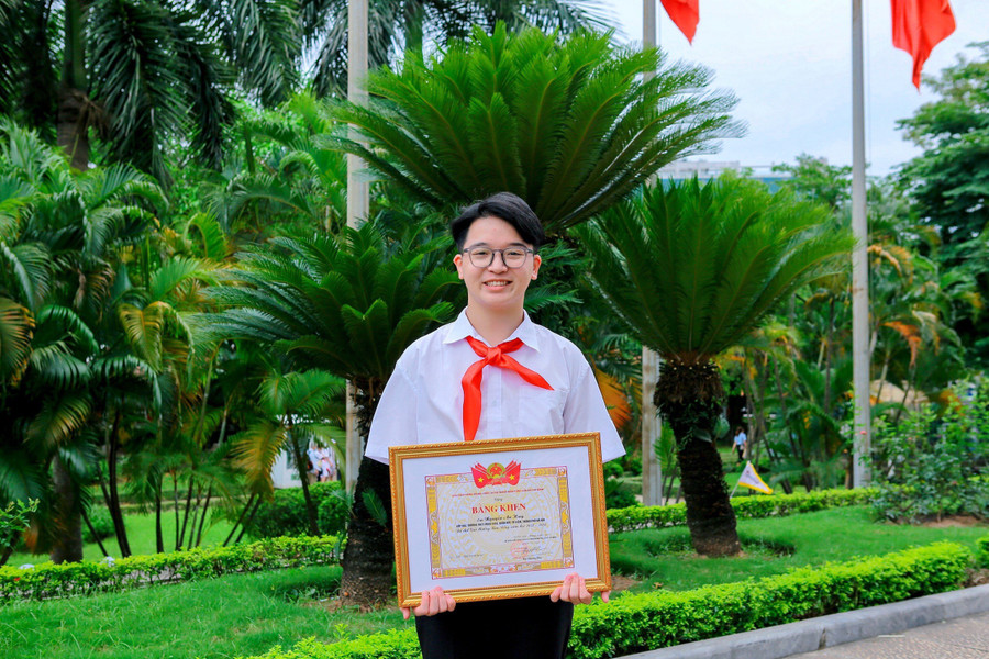 Nguyễn An Huy vinh dự nhận Bằng khen của BCH Trung ương Đoàn TNCS Hồ Chí Minh vì những thành tích xuất sắc. Nguyễn An Huy vinh dự nhận Bằng khen của BCH Trung ương Đoàn TNCS Hồ Chí Minh vì những thành tích xuất sắc.