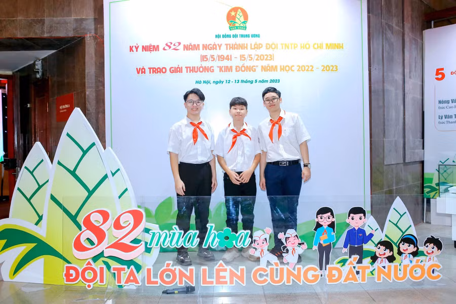 Nguyễn An Huy (bìa trái) là một trong 3 thiếu nhi của Thủ đô nhận "Giải thưởng Kim Đồng" năm học 2022-2023.