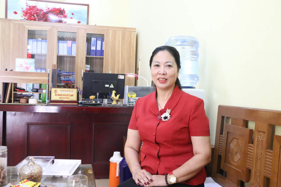 Cô Hoàng Ngọc Lan - Hiệu trưởng Trường THCS Minh Khai (Bắc Từ Liêm, Hà Nội). Cô Hoàng Ngọc Lan - Hiệu trưởng Trường THCS Minh Khai (Bắc Từ Liêm, Hà Nội).