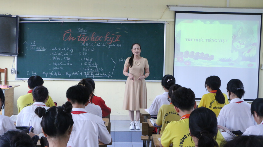 Cô Nguyễn Ngọc Linh trong một giờ dạy Ngữ văn tại lớp 9A2 Trường THCS Minh Khai. Cô Nguyễn Ngọc Linh trong một giờ dạy Ngữ văn tại lớp 9A2 Trường THCS Minh Khai.