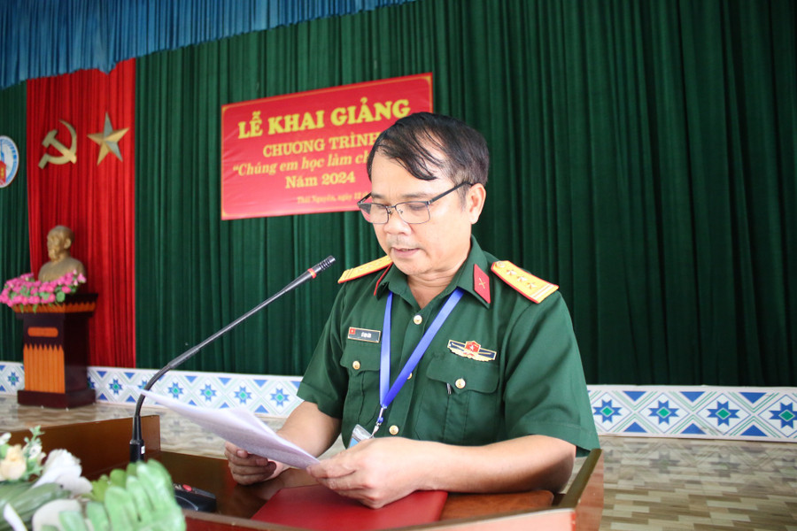 Thượng tá Lê Đại Lâm, Phó Giám đốc Trung tâm Giáo dục Quốc phòng (Đại học Thái Nguyên) phát biểu tại chương trình. Thượng tá Lê Đại Lâm, Phó Giám đốc Trung tâm Giáo dục Quốc phòng (Đại học Thái Nguyên) phát biểu tại chương trình.