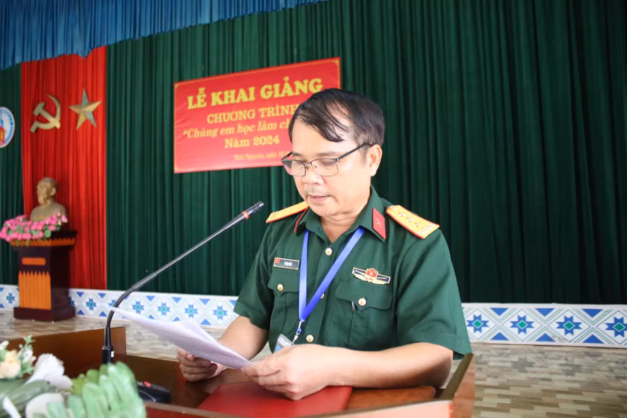 Thượng tá Lê Đại Lâm, Phó Giám đốc Trung tâm Giáo dục Quốc phòng (Đại học Thái Nguyên) phát biểu tại chương trình.