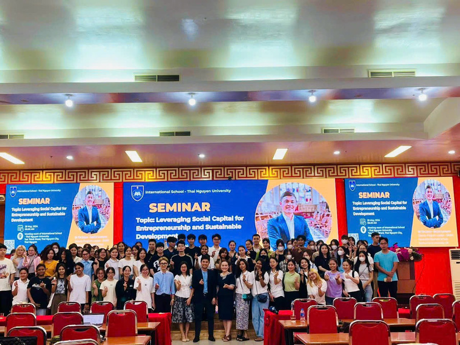 Sinh viên Khoa Quốc tế được học tập nghiên cứu với ngôn ngữ chính là tiếng Anh. Sinh viên Khoa Quốc tế được học tập nghiên cứu với ngôn ngữ chính là tiếng Anh.