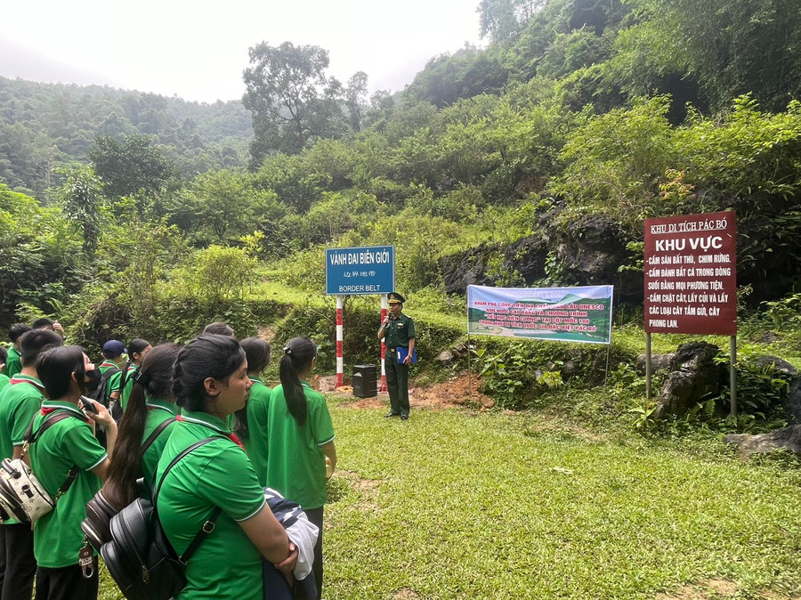 Chương trình “Tiết học biên cương&quot; của trường THCS thị trấn Trùng Khánh