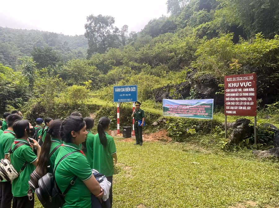 Chương trình “Tiết học biên cương" của trường THCS thị trấn Trùng Khánh