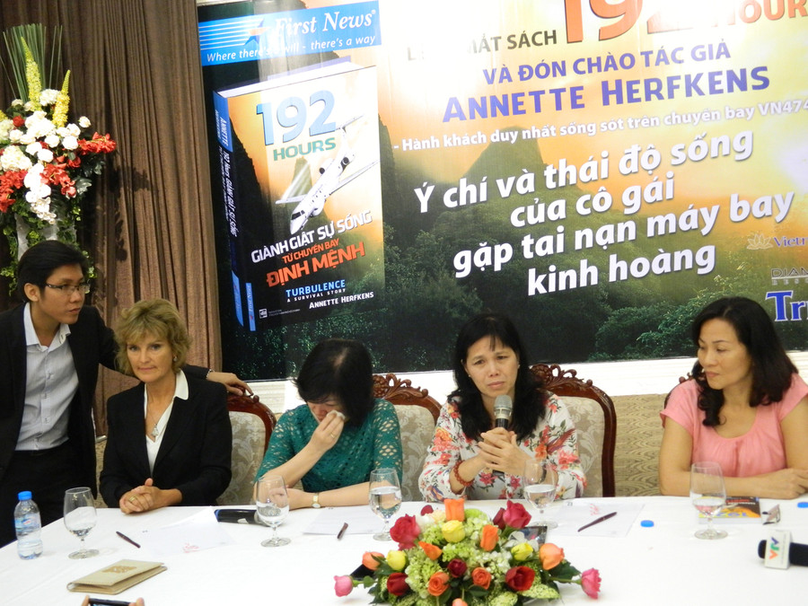 Tác giả Annette Herfkens và 3 người phụ nữ là vợ của cơ trưởng, cơ phó, phi công đã tử nạn trong chuyến bay tại buổi giao lưu
