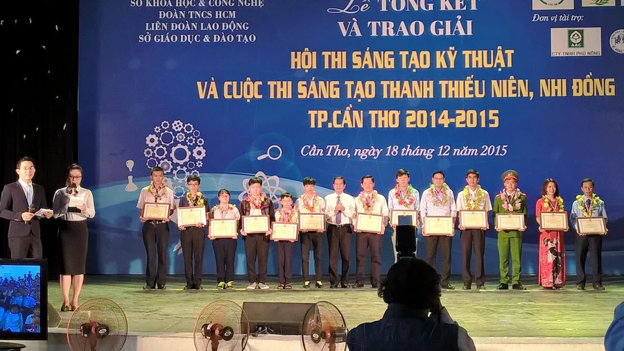 Lễ trao giải Hội thi Sáng tạo kỹ thuật và Cuộc thi sáng tạo Thanh thiếu niên, Nhi đồng TP Cần Thơ năm 2014 - 2015. Ảnh: V.H