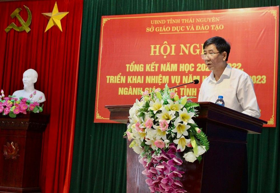 NGƯT Trần Văn Hưng, Hiệu trưởng trường THPT Chuyên tỉnh Thái Nguyên tham luận tại Hội nghị NGƯT Trần Văn Hưng, Hiệu trưởng trường THPT Chuyên tỉnh Thái Nguyên tham luận tại Hội nghị