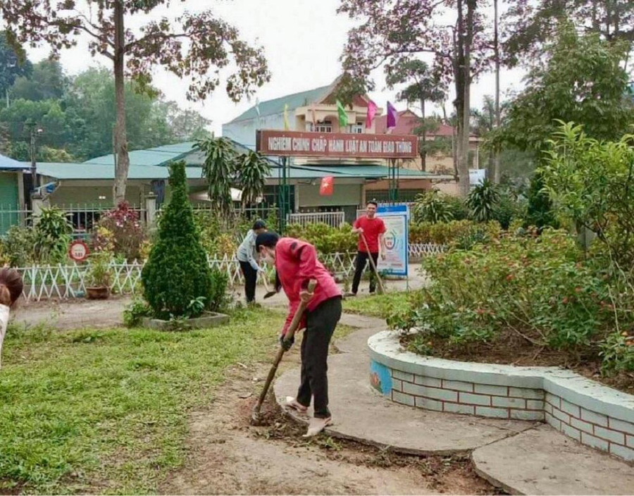 Khẩn trương huy động giáo viên phối hợp cùng phụ huynh dọn dẹp vệ sinh khuôn viên trường lớp học