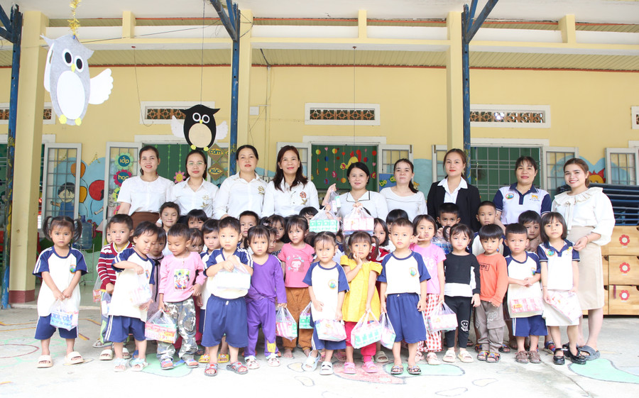 Những phần quà cho học sinh được trích từ số tiền quyên góp của các cô giáo. (Ảnh T.Khánh) Những phần quà cho học sinh được trích từ số tiền quyên góp của các cô giáo. (Ảnh T.Khánh)