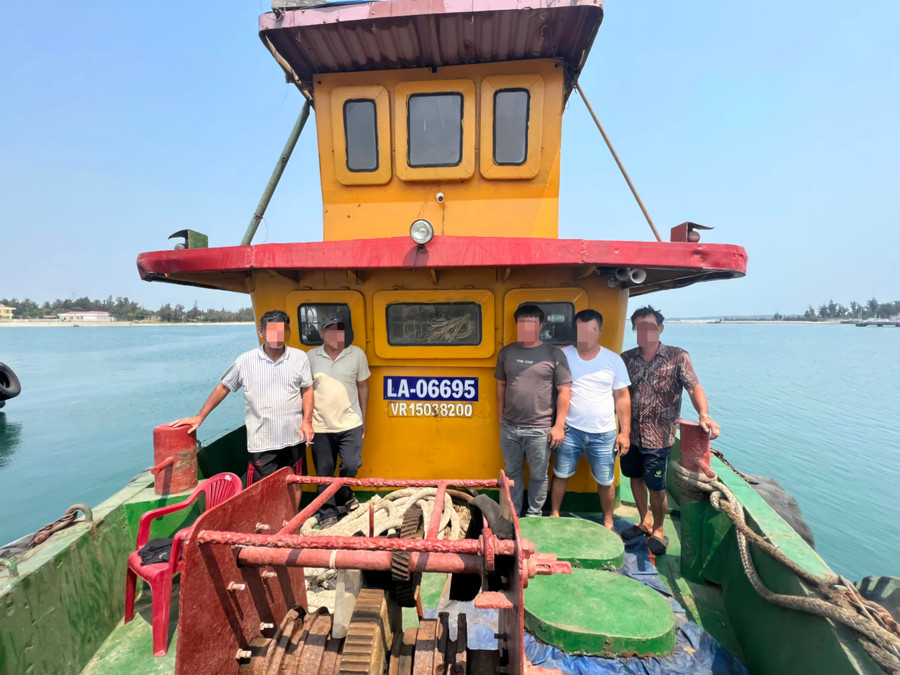 5 người được đăng ký vận hành tàu kéo và sà lan vẫn đang mất tích.