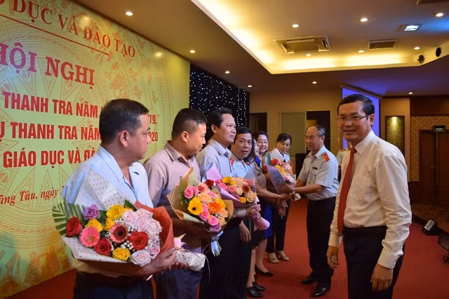 Thứ trưởng Nguyễn Văn Phúc cùng Chánh Thanh tra Bộ GD&ĐT Nguyễn Huy Bằng trao hoa cho các tân Chánh Thanh tra Sở GD&ĐT