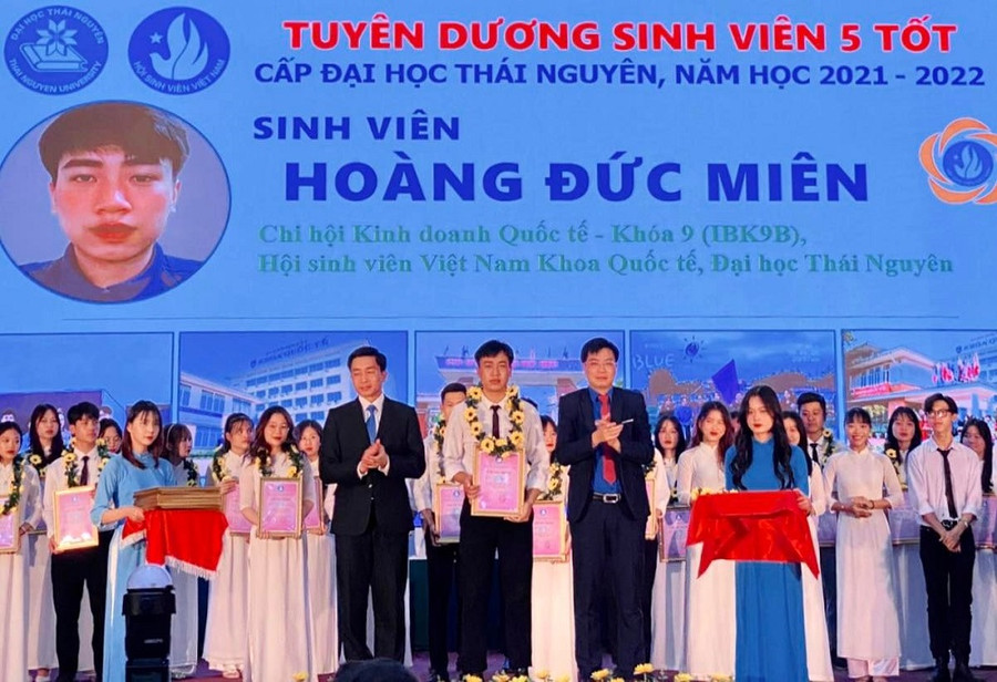 Hoàng Đức Miên được vinh danh và nhận danh hiệu Sinh viên 5 tốt cấp Đại học Thái Nguyên năm học 2022 - 2023. Hoàng Đức Miên được vinh danh và nhận danh hiệu Sinh viên 5 tốt cấp Đại học Thái Nguyên năm học 2022 - 2023.