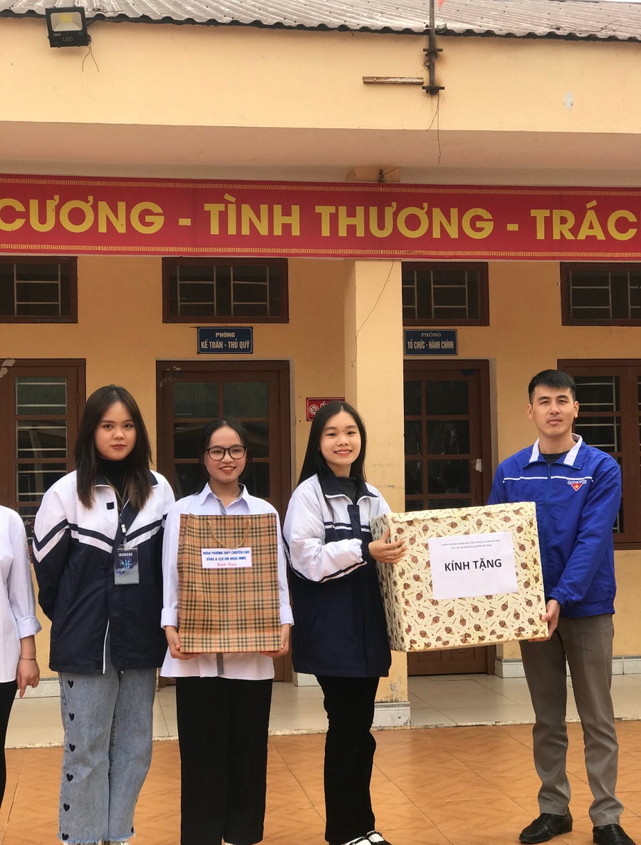 Chủ nhiệm CLB Âm nhạc (thứ 2 phải sang) tham gia tình nguyện tại trung tâm bảo trợ xã hội tỉnh Cao Bằng. Chủ nhiệm CLB Âm nhạc (thứ 2 phải sang) tham gia tình nguyện tại trung tâm bảo trợ xã hội tỉnh Cao Bằng.