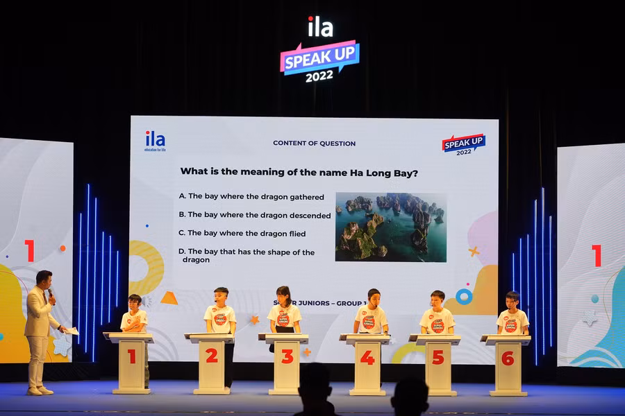 Các thí sinh trong một phần tranh tài tại cuộc thi ILA Speak up 2022.