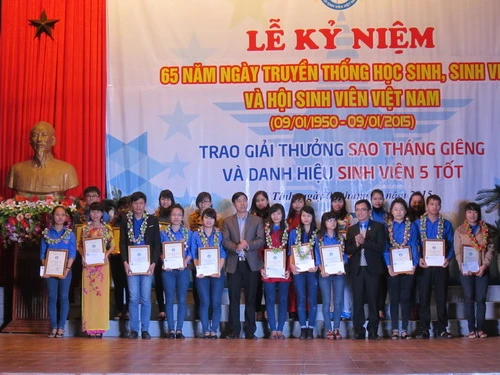 Trường ĐH Hà Tĩnh trao giải thưởng “Sao tháng giêng” và danh hiệu “Sinh viên 5 tốt”