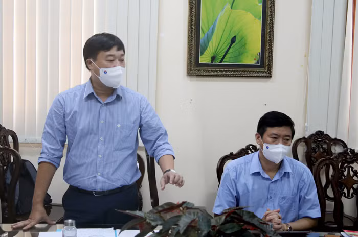 Ông Lê Quốc Phong, Bí thư tỉnh uỷ Đồng Tháp chỉ đạo phòng dịch.