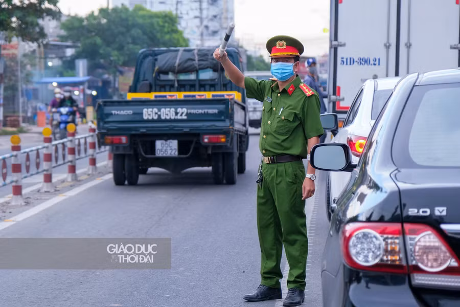 Chiến sĩ công an nhân dân đang thực hiện nhiệm vụ tại điểm kiểm soát.