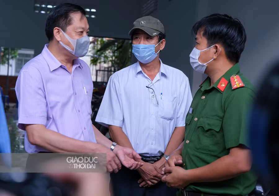 Lãnh đạo thành phố thăm hỏi, động viên cán bộ tại điểm kiểm soát dịch.