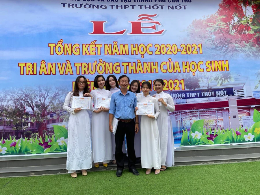 Thầy và trò trong lễ tri ân trưởng thành.