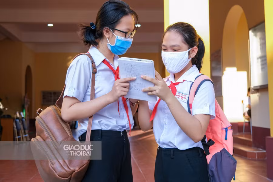 Học sinh Trường THCS Đoàn Thị Điểm trao đổi bài trước giờ thi.