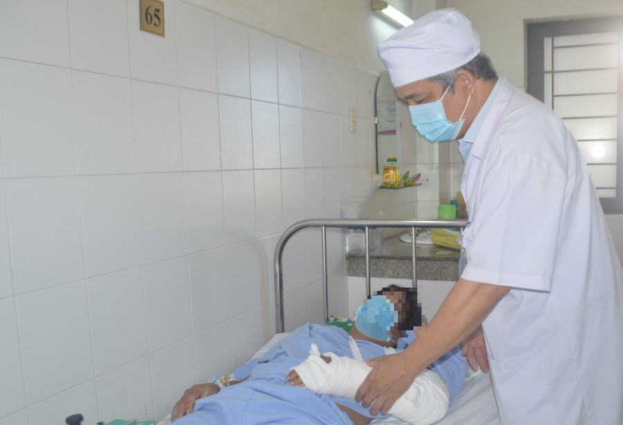 Bác sĩ thăm khám bệnh nhân sau phẫu thuật. Bác sĩ thăm khám bệnh nhân sau phẫu thuật.