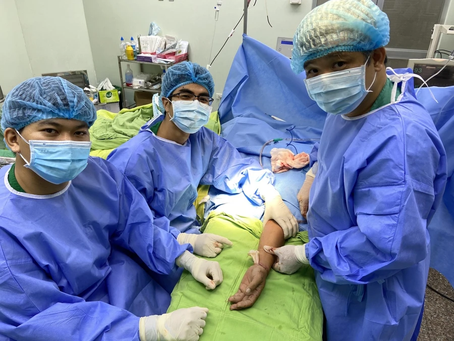 Ê kíp bác sĩ vi phẫu nối thành công bàn tay bị đứt lìa.