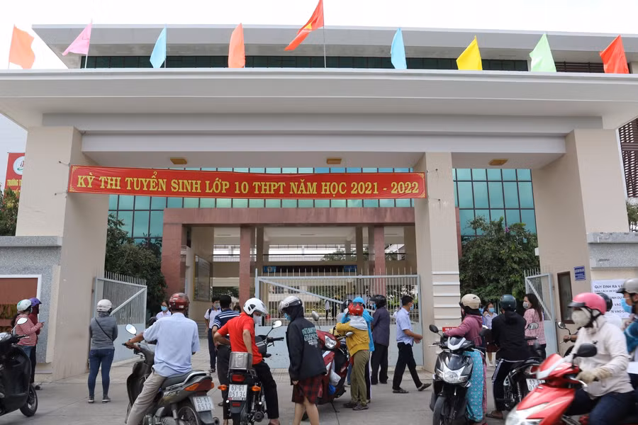 Phụ huynh đón con tại điểm thi Trường THPT Chuyên Tiền Giang.