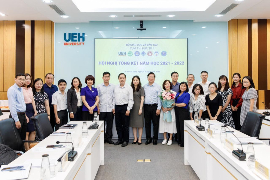 Các đại biểu tham dự hội nghị chụp ảnh kỉ niệm Các đại biểu tham dự hội nghị chụp ảnh kỉ niệm