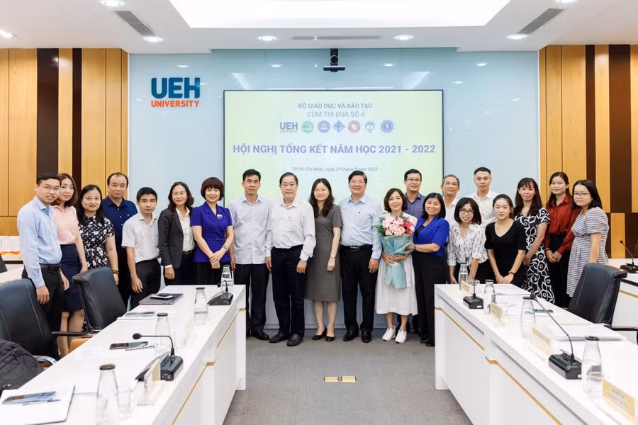 Các đại biểu tham dự hội nghị chụp ảnh kỉ niệm