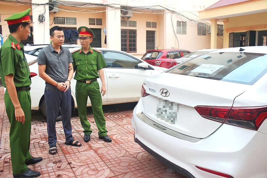 Công an huyện Quỳnh Lưu làm việc với Đậu Đức Bằng về quá trình mua bán xe ô tô. Công an huyện Quỳnh Lưu làm việc với Đậu Đức Bằng về quá trình mua bán xe ô tô.