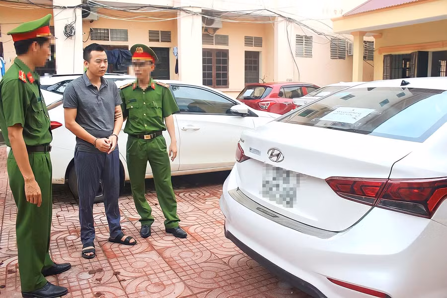 Công an huyện Quỳnh Lưu làm việc với Đậu Đức Bằng về quá trình mua bán xe ô tô.