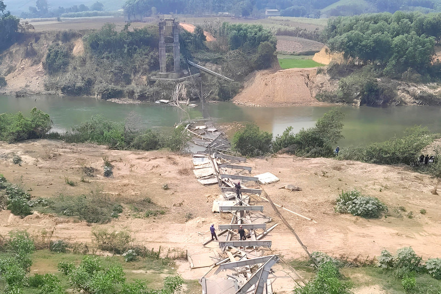 Cầu treo Kẻ Nính bị đổ sập vào trưa nay. (Ảnh: NDCC)