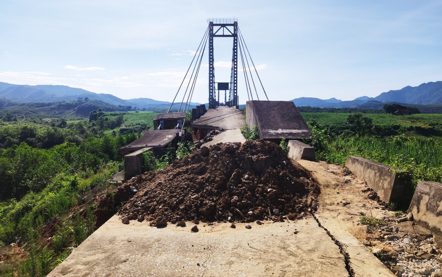 Sau khi cầu bị hư hỏng, việc đi lại của người dân địa phương hết sức khó khăn. (Ảnh: Hồng Quang)