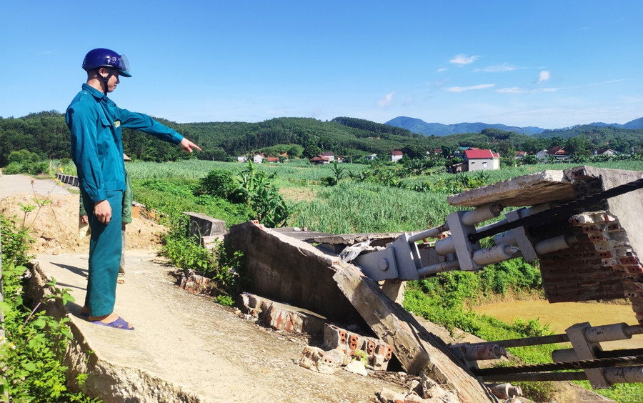 Mố cầu bị hư hỏng sau trận mưa lũ năm 2022. (Ảnh: Hồng Quang)