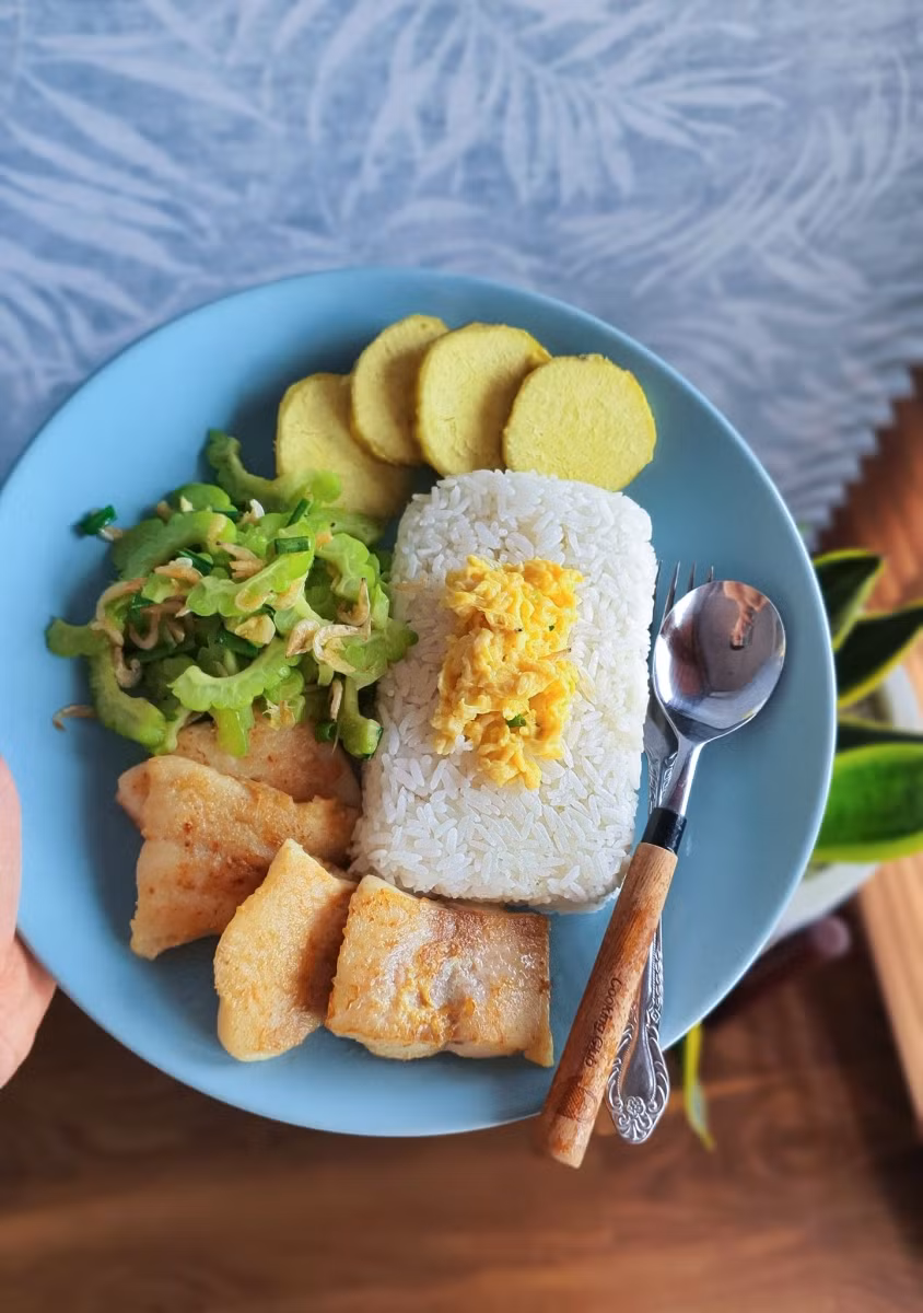 Cơm cá ăn kèm khoai lang