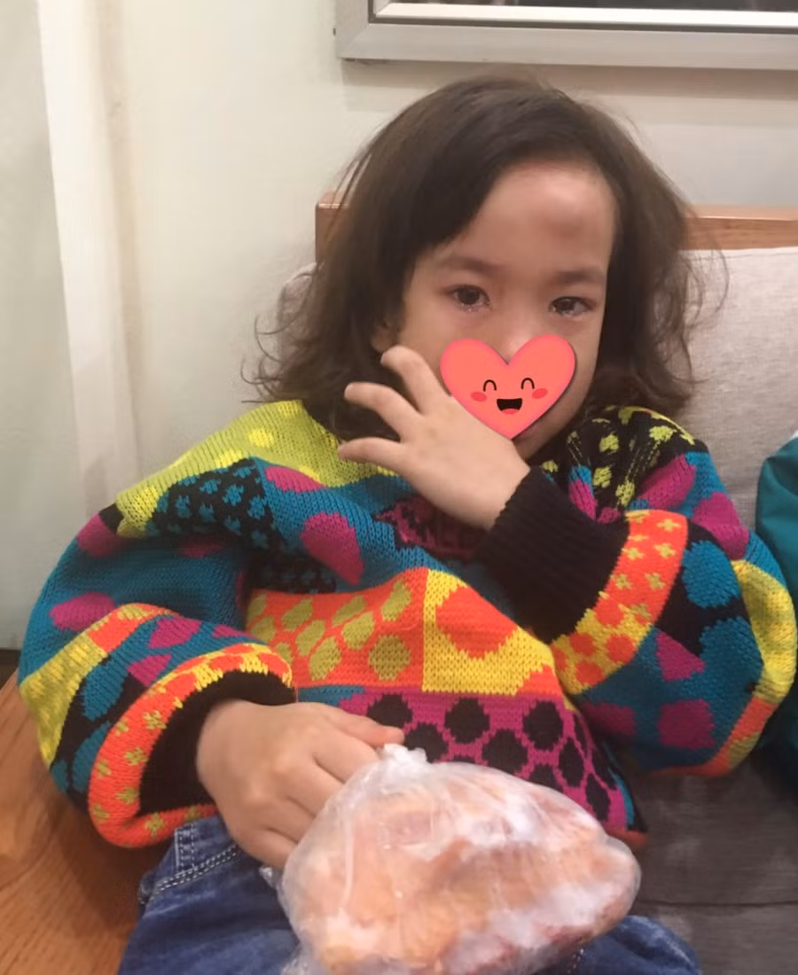 Khi con ngã sưng đầu mà nhà lại không có đá để chườm