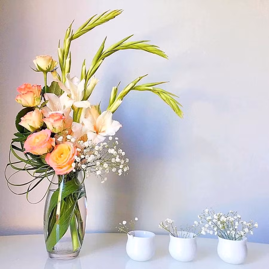 Kiểu cắm không giống ai với bình thủy tinh dẹt.