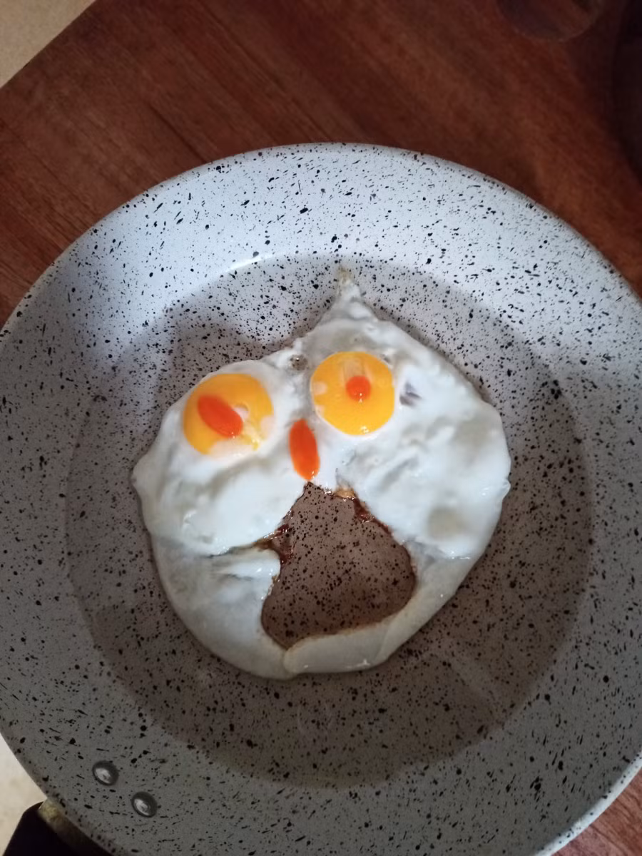 Con bé con đòi ăn trứng ốp la rồi chạy trùm mền trốn là sao?!