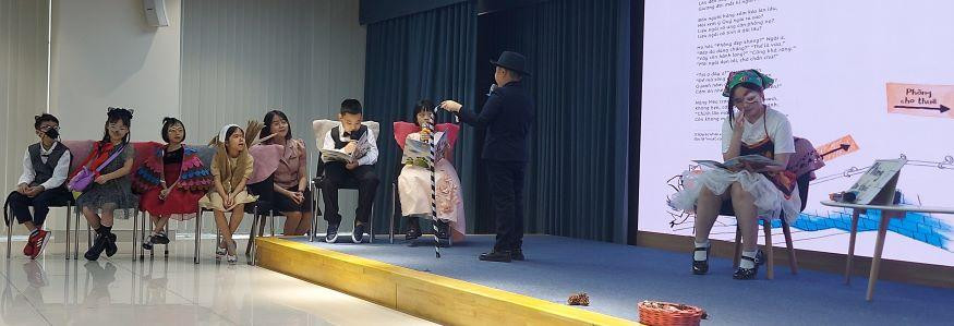 &quot;Diễn viên nhí&quot; CLB Đọc sách cùng con giới thiệu sách tranh &quot;Phòng cho thuê&quot; bằng một vở kịch ngộ nghĩnh. Ảnh: Bình Thanh