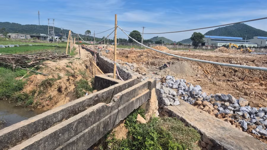 Đoạn kênh thủy lợi dẫn nước từ hồ Quế Sơn về phường Mai Lâm (thị xã Nghi Sơn) bị phá.