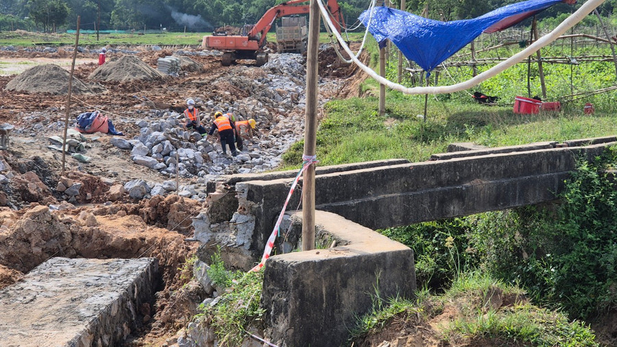 Sau khi bị phát hiện và yêu cầu dừng thi công, Công ty Đại Dũng vẫn tiếp tục đào, phá tài sản. Sau khi bị phát hiện và yêu cầu dừng thi công, Công ty Đại Dũng vẫn tiếp tục đào, phá tài sản.