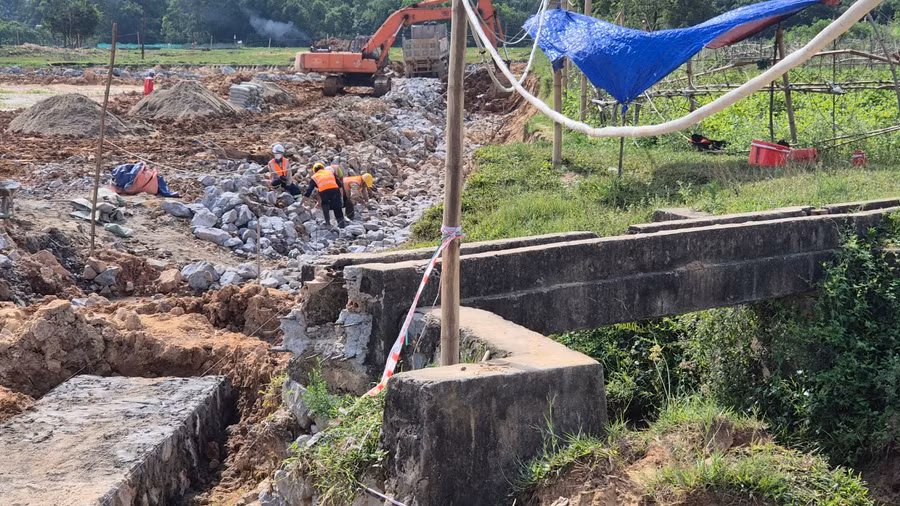 Sau khi bị phát hiện và yêu cầu dừng thi công, Công ty Đại Dũng vẫn tiếp tục đào, phá tài sản.