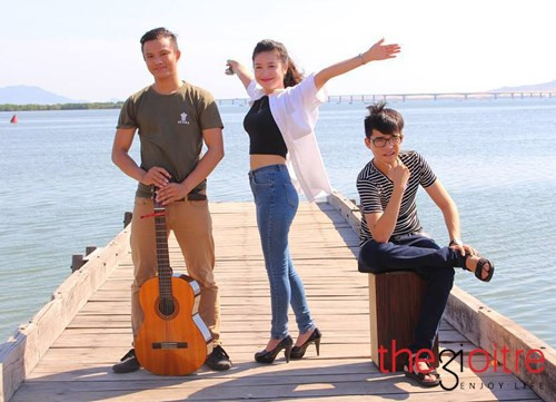 “Mình thích xem phim, đi phượt, tham gia các hoạt động xã hội và ca hát”- Hoài Thương chia sẻ khi được hỏi về sở thích. Đặc biệt cô cho biết: “Hồi còn nhỏ, mình đã rất thích ca hát. Mình có thể hát cả ngày mà không biết chán. Nó ăn sâu vào trong mình vậy. Vì thế mình có ước mơ trờ thành ca sĩ để thỏa sức đam mê, muốn hát cho mọi người nghe”. “Mình thích xem phim, đi phượt, tham gia các hoạt động xã hội và ca hát”- Hoài Thương chia sẻ khi được hỏi về sở thích. Đặc biệt cô cho biết: “Hồi còn nhỏ, mình đã rất thích ca hát. Mình có thể hát cả ngày mà không biết chán. Nó ăn sâu vào trong mình vậy. Vì thế mình có ước mơ trờ thành ca sĩ để thỏa sức đam mê, muốn hát cho mọi người nghe”.