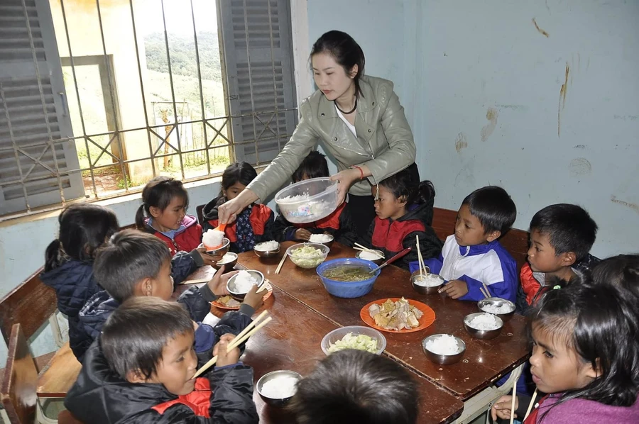 Để vận động, khuyến khích học sinh đến trường lớp, các thầy cô giáo trong trường đã có ý tưởng gây quỹ để quyên góp tiền nấu cơm nuôi học sinh. 