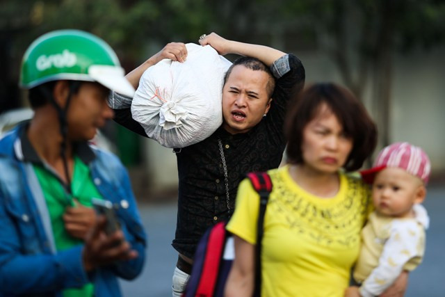 Do đi đường xa và mang nhiều đồ khiến nhiều người tỏ ra mệt mỏi khi ra tới Thủ đô