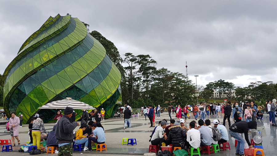 Đà Lạt cháy phòng, du khách dựng lều ngủ ở bờ hồ Xuân Hương ảnh 17 Da_Lat_qua_tai