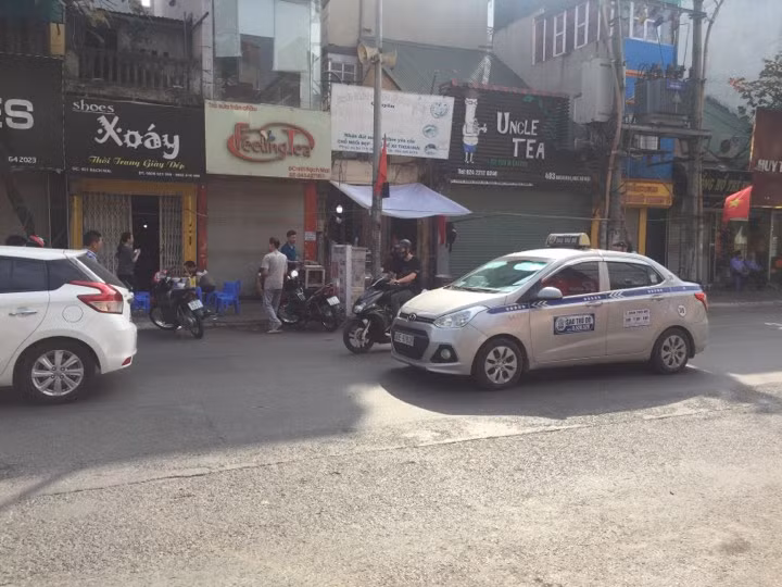 Lái xe về quê, taxi ‘cháy hàng’ những ngày Tết, cước Grab tăng vọt